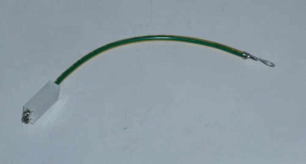 Erdungskabel mit grün-gelbem Draht und einer Kunststoffstecker-Verbindung. Verwendet für DAIKIN Altherma Systeme zur Erdung.